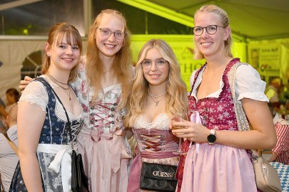 Stimmung bei Oktoberfest in Holtland steigt - Bild 127