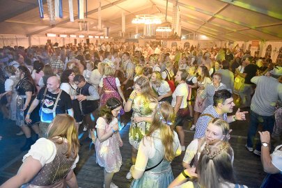 Stimmung bei Oktoberfest in Holtland steigt - Bild 130