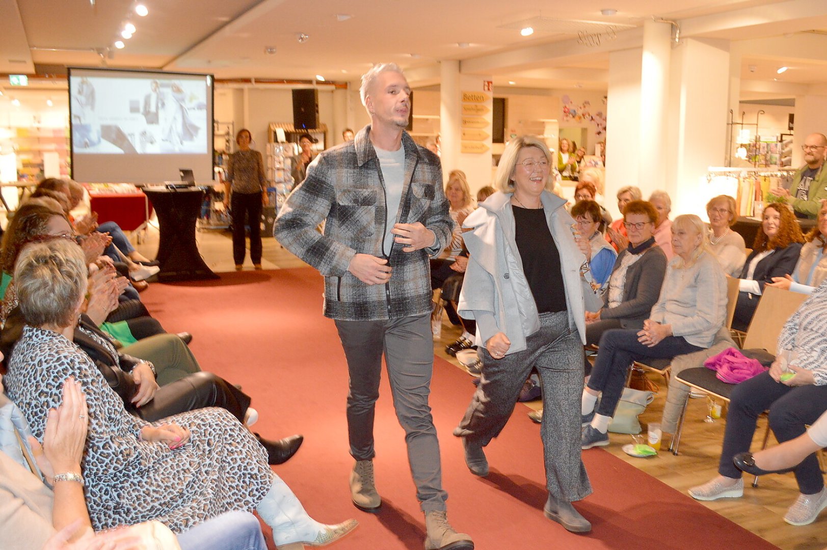 Models zeigten Herbstmode bei Fashion Night in Rhauderfehn - Bild 5