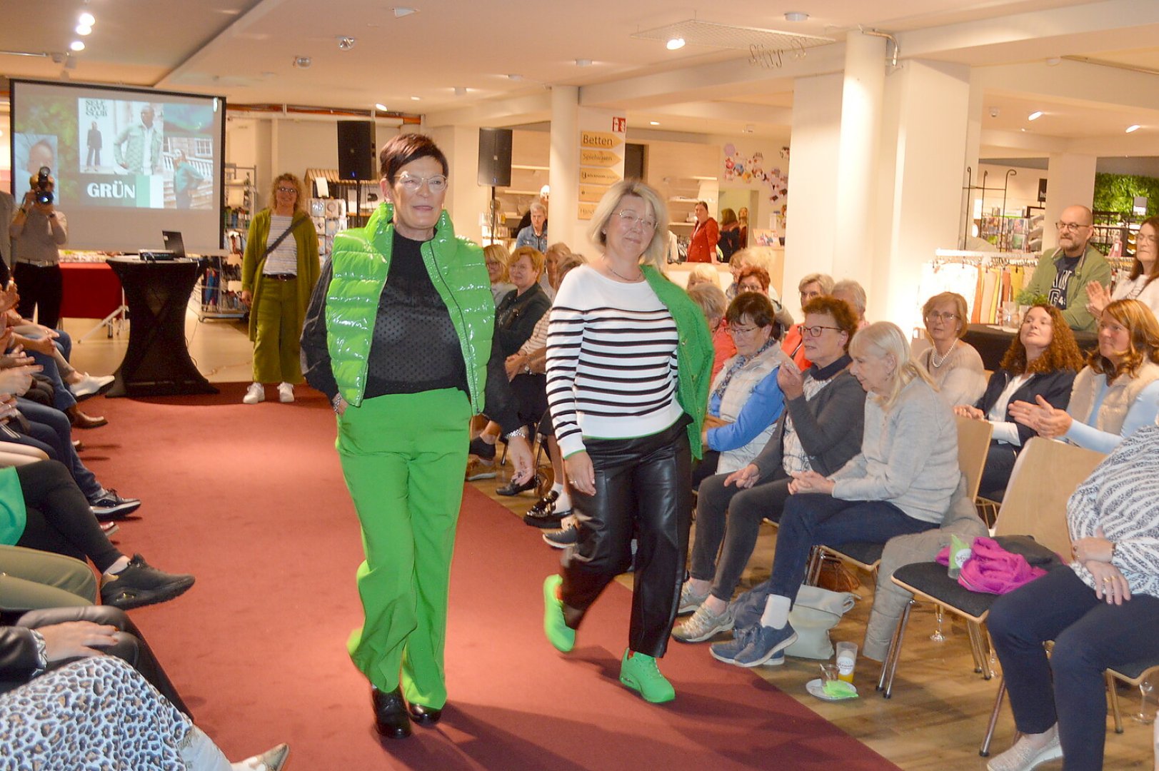 Models zeigten Herbstmode bei Fashion Night in Rhauderfehn - Bild 9