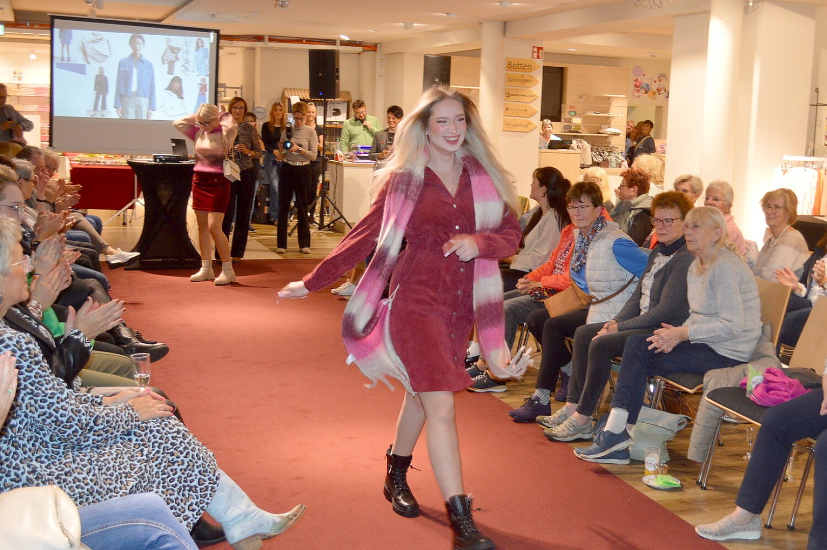 Models zeigten Herbstmode bei Fashion Night in Rhauderfehn - Bild 10