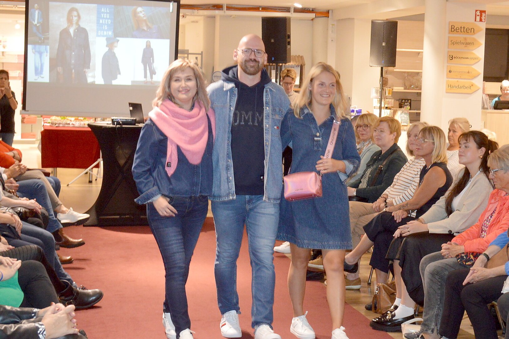 Models zeigten Herbstmode bei Fashion Night in Rhauderfehn - Bild 12