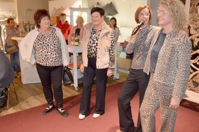 Models zeigten Herbstmode bei Fashion Night in Rhauderfehn - Bild 14