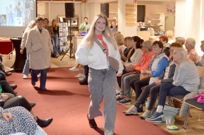 Models zeigten Herbstmode bei Fashion Night in Rhauderfehn - Bild 15