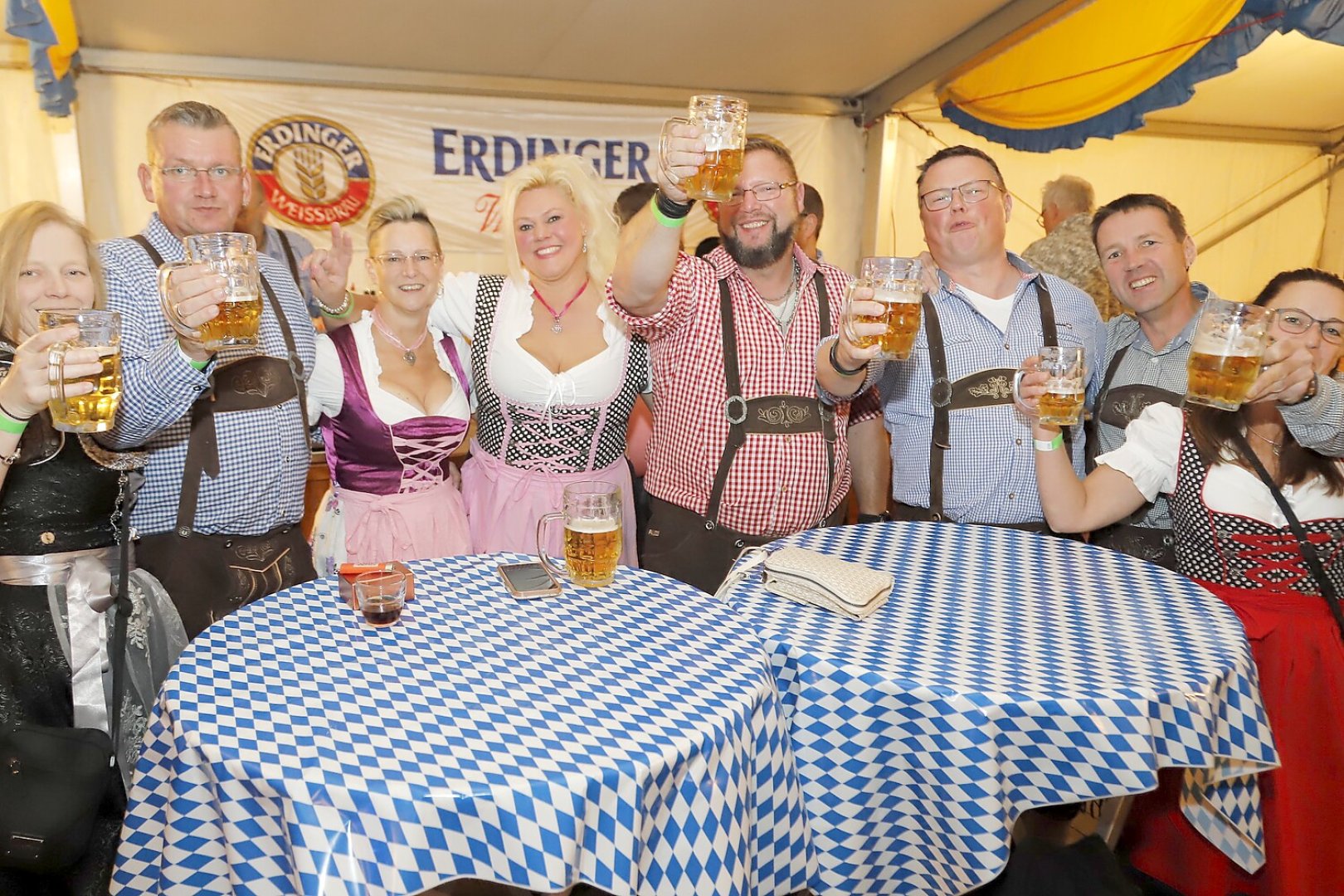 Gute Laune beim Harkebrügger Oktoberfest - Bild 1