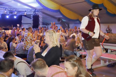 Gute Laune beim Harkebrügger Oktoberfest - Bild 3