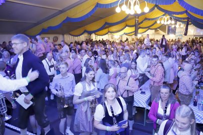 Gute Laune beim Harkebrügger Oktoberfest - Bild 5