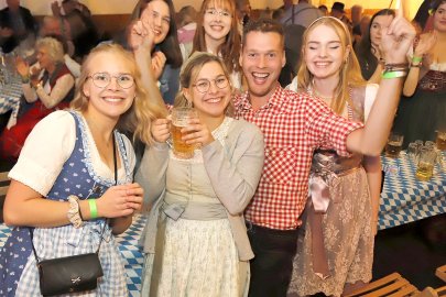 Gute Laune beim Harkebrügger Oktoberfest - Bild 11