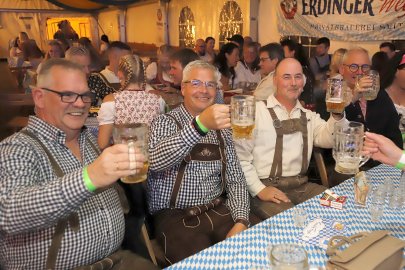 Gute Laune beim Harkebrügger Oktoberfest - Bild 12