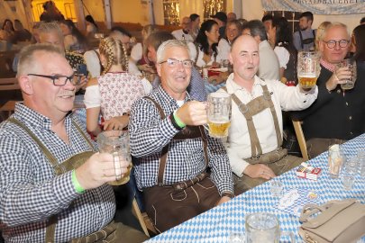 Gute Laune beim Harkebrügger Oktoberfest - Bild 13