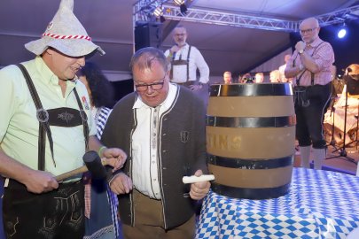 Gute Laune beim Harkebrügger Oktoberfest - Bild 14