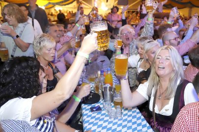 Gute Laune beim Harkebrügger Oktoberfest - Bild 17