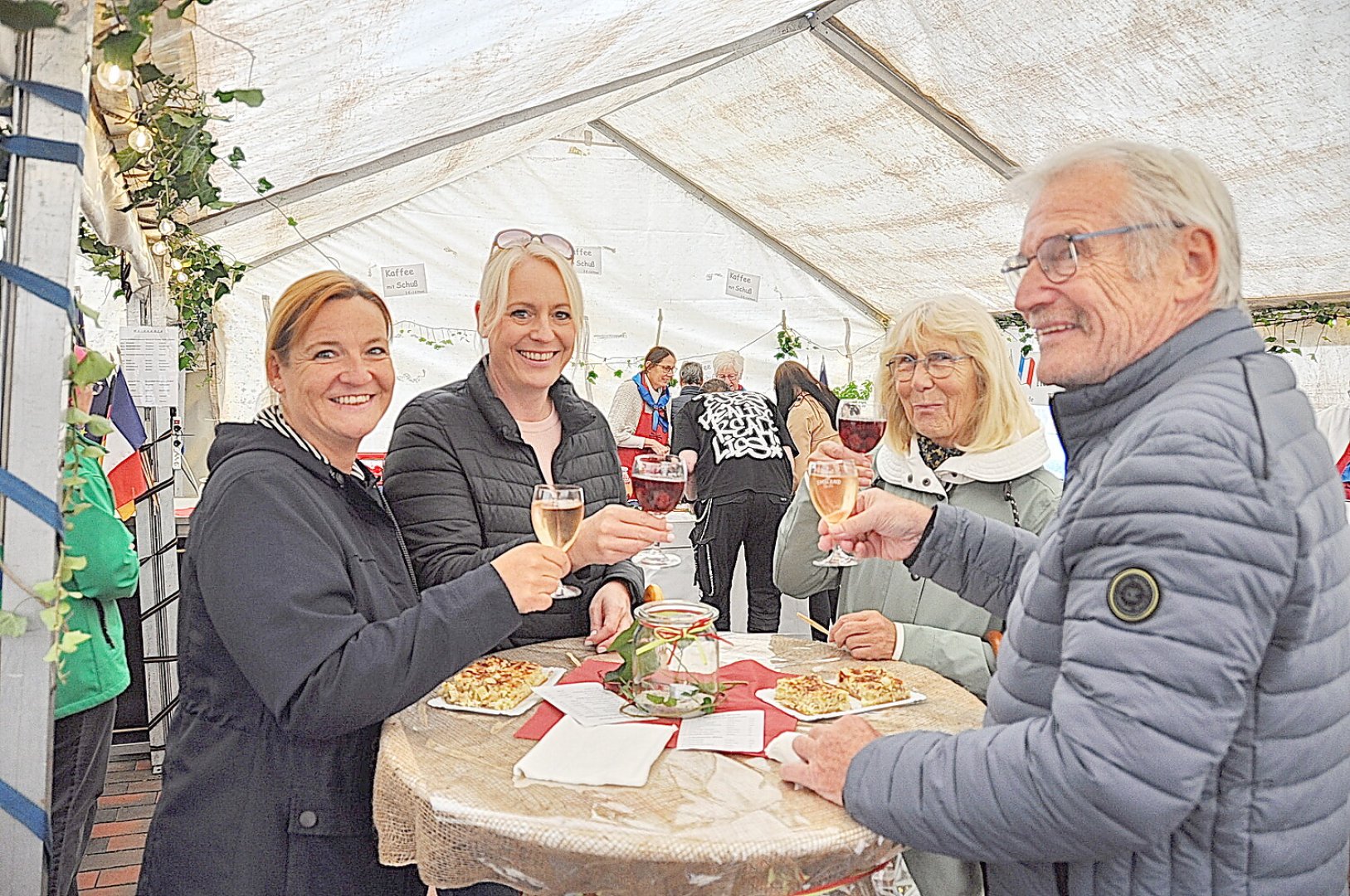 Die Bilder vom Weinfest in Weener - Bild 1