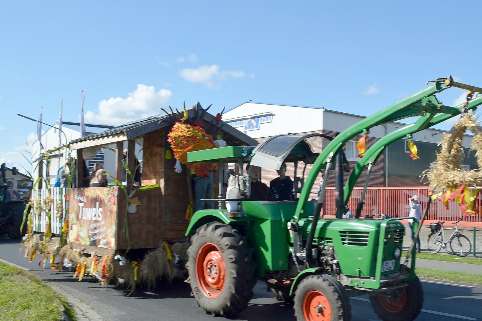 79 Wagen bei Ernteumzug in Völlenerkönigsfehn - Bild 9