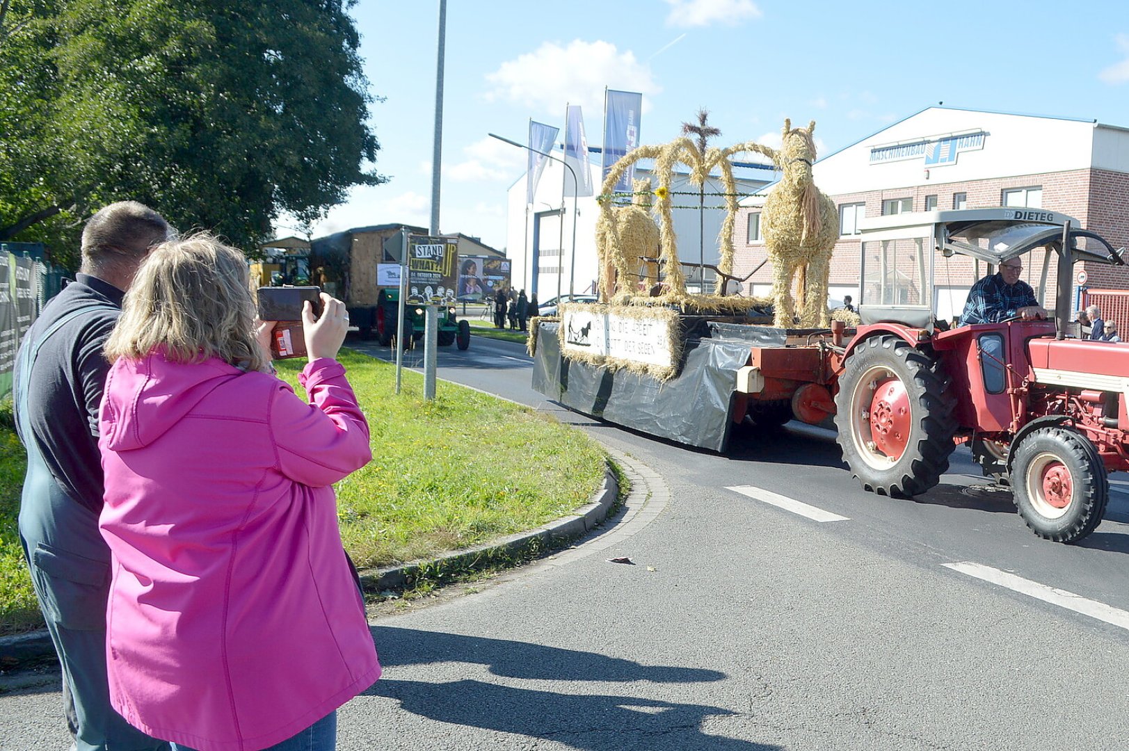 79 Wagen bei Ernteumzug in Völlenerkönigsfehn - Bild 80