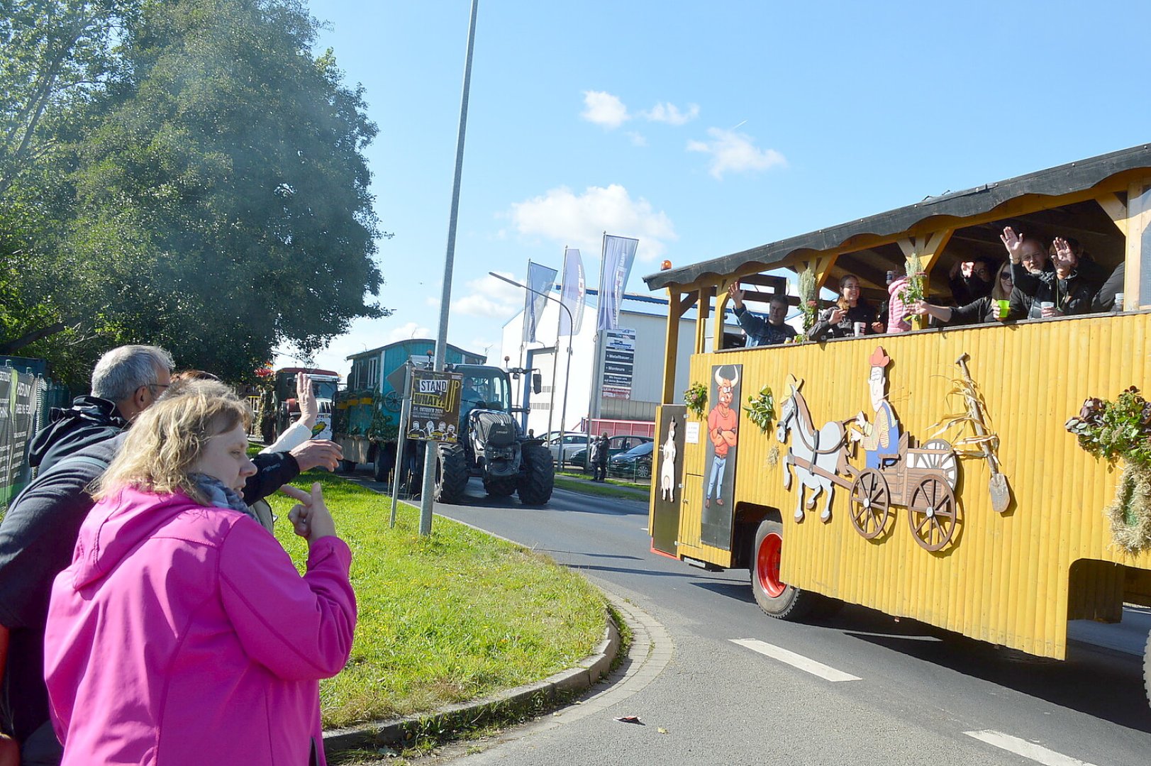 79 Wagen bei Ernteumzug in Völlenerkönigsfehn - Bild 83