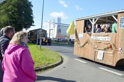 79 Wagen bei Ernteumzug in Völlenerkönigsfehn - Bild 91