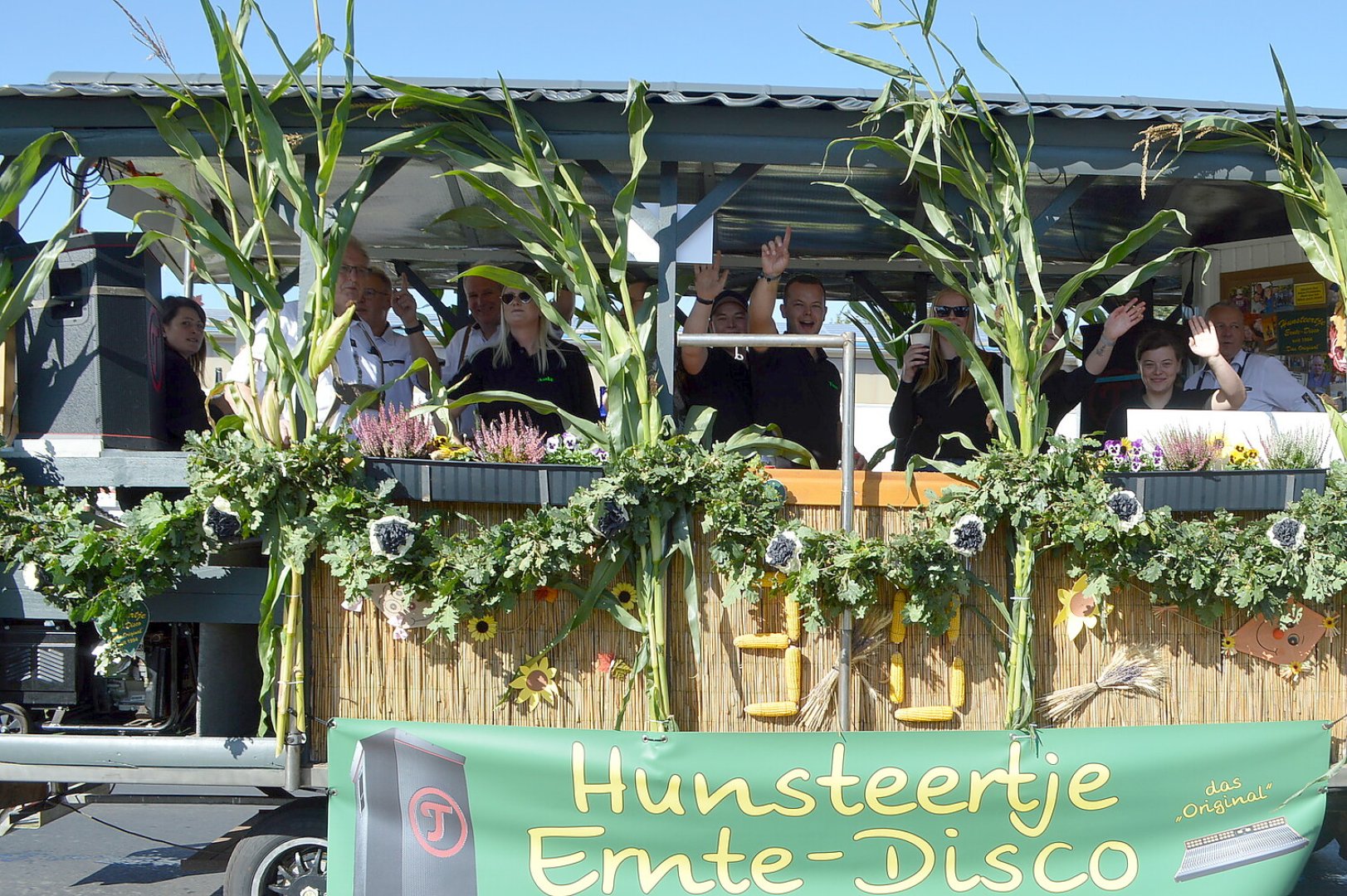 79 Wagen bei Ernteumzug in Völlenerkönigsfehn - Bild 97