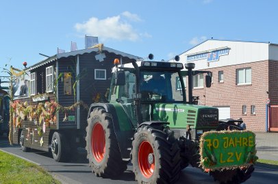 79 Wagen bei Ernteumzug in Völlenerkönigsfehn - Bild 99