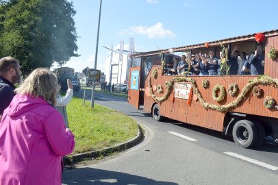 79 Wagen bei Ernteumzug in Völlenerkönigsfehn - Bild 111