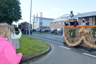 79 Wagen bei Ernteumzug in Völlenerkönigsfehn - Bild 140