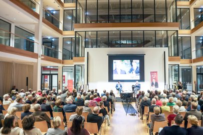 Christian Wulff beim Live-Podcast "Ein Glas mit Lars" in Leer - Bild 2