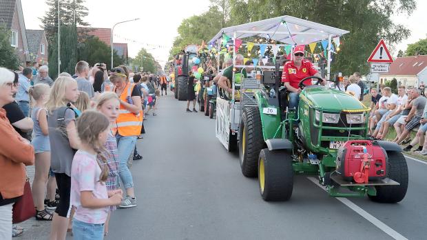 "Fest Der 1000 Laternen" In Augustfehn. - General-Anzeiger