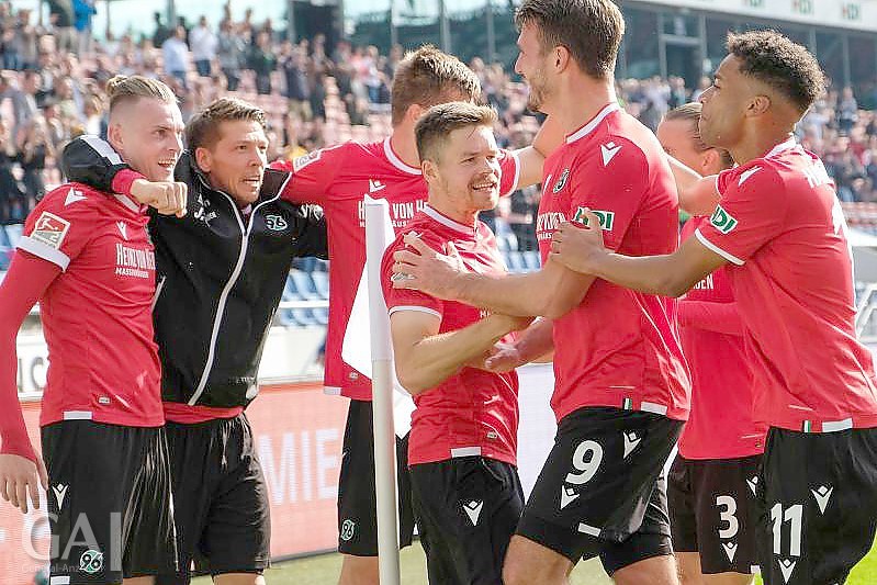 Hannover Erobert Zweitliga-Spitze - Paderborn Weiter Sieglos - General ...