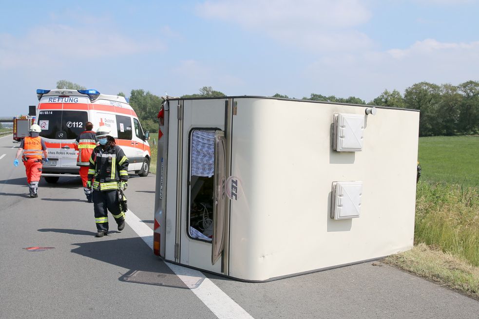 Der Mercedes kollidierte mit dem Wohnwagen, wodurch er Abriss, sich überschlug und auf dem Standstreifen liegenblieb. Bild: Loger