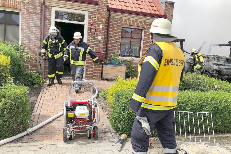 Das angrenzende Wohnhaus wurde arg in Mitleidenschaft gezogen. Feuerwehrleute checkten, ob Bewohner darin zu Schaden gekommen waren. Foto: Radtke