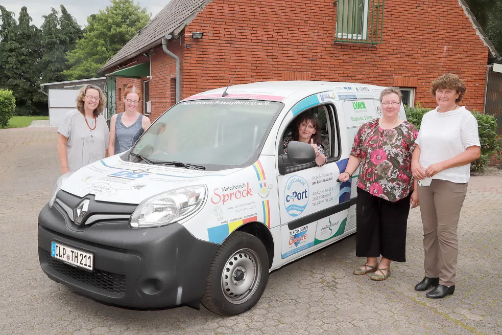Freuen sich über ein Auto für das Tierheim (von links): Isabell Gröger, Susanne Beckemeier, Monika Böker, Bianca Reins und Dr. Veronika Tholen. Foto: Passmann