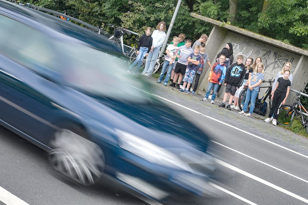 Rund 15 Kinder und Jugendliche, die dort in den Bus steigen kamen zur Haltestelle in Bingum. Zum Schuljahresstart werden es noch acht mehr sein. Die Eltern machen sich Sorgen. Foto: Ortgies