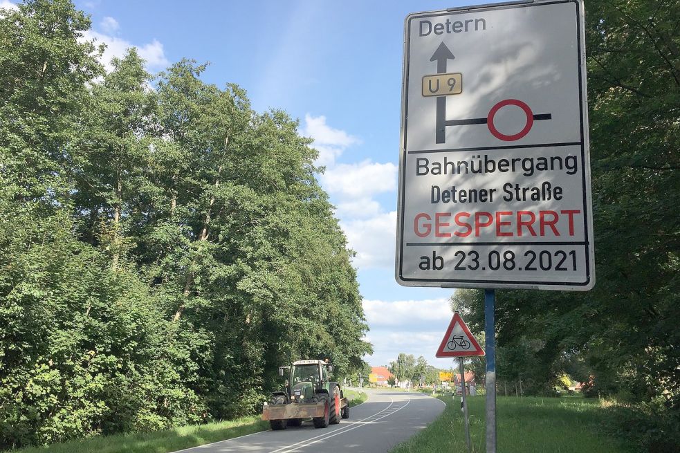 Bis voraussichtlich Oktober wird am Bahnübergang in der Deterner Straße in Filsum gearbeitet. Die Umleitung ist ausgeschildert. Foto: Schneider-Berents