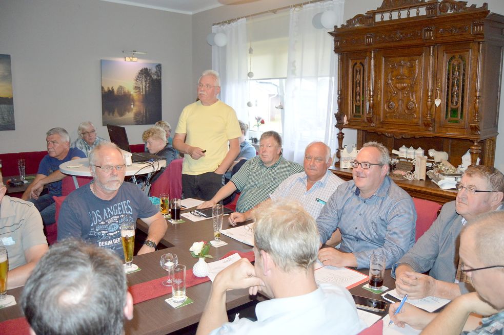 Nach mehr als eineinhalb Jahren fand in der Gaststätte „Dat Tufelhuus“ in Rhauderfehn wieder eine öffentliche Sitzung des Ortsrates Langholt statt. Foto: Weers