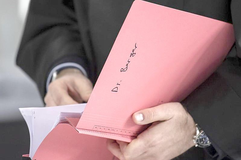 Ein Anwalt von Hanno Berger beim Prozessauftakt in Wiesbaden im März. Foto: Boris Roessler/dpa