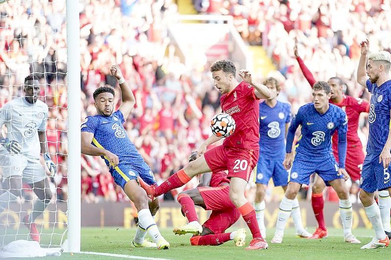 Chelseas Reece James (2.v.l) spielt auf der Torlinie Handspiel, was zu einer roten Karte und einem Elfmeter für Liverpool führt. Foto: Mike Egerton/PA Wire/dpa