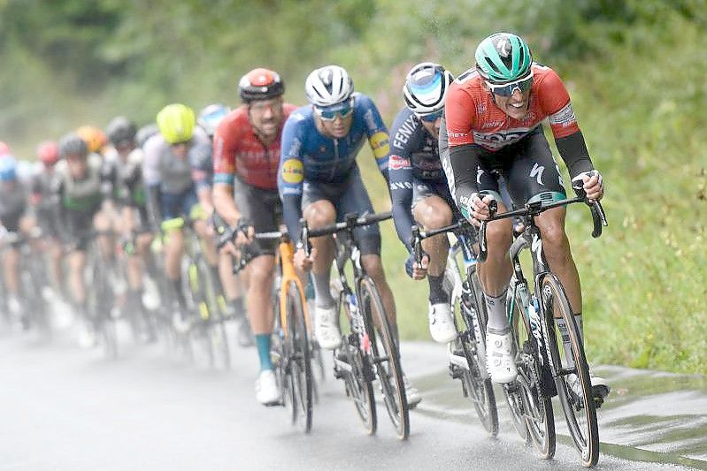 Nils Politt (r) vom Team Bora-Hansgrohe führt das Feld im Roten Trikot des Gesamtführenden an. Foto: Bernd Thissen/dpa