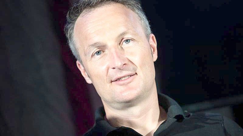 Matthias Maurer, ESA-Astronaut spricht auf einer Pressekonferenz des "World Club Dome" in einem Hotel in Frankfurt. Foto: Boris Roessler/dpa