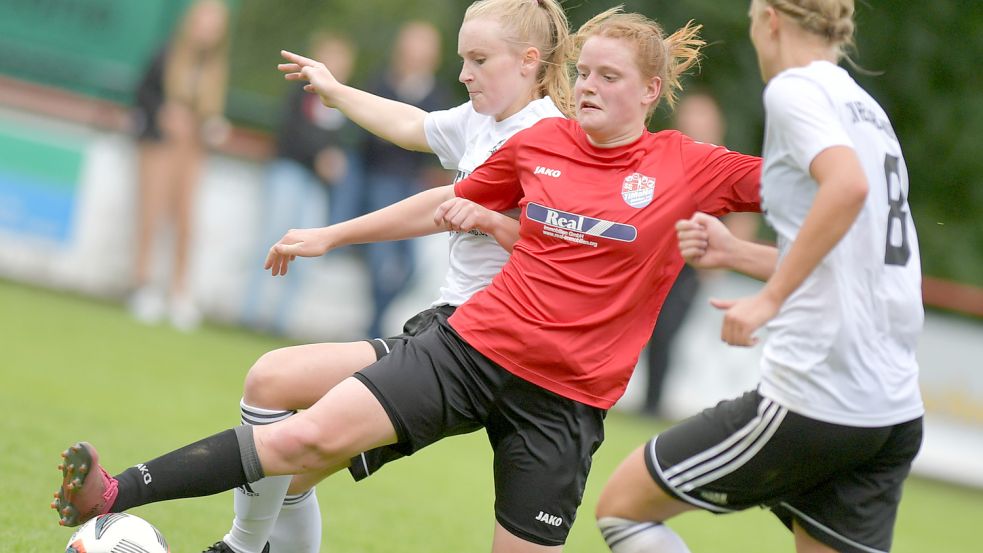 Kea Winkelmann vom SV TiMoNo (rotes Trikot) versucht sich in dieser Szene durchzusetzen. Foto: Ortgies