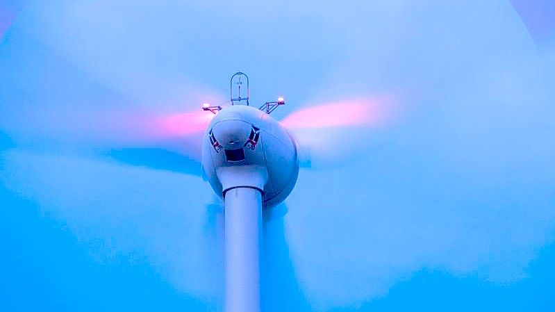 Windkraftanlagen drehen sich vor Sonnenaufgang in einem Windpark. Foto: Jens Büttner/dpa-Zentralbild/dpa