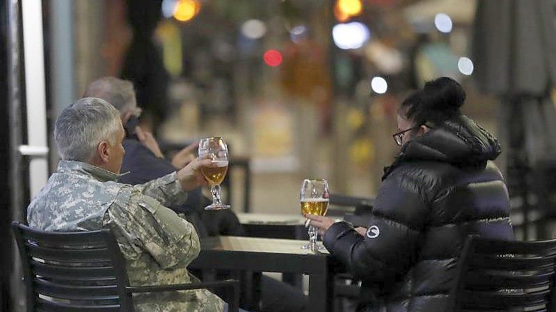 Gäste vor einem Pub in Liverpool. Foto: Frank Augstein/AP/dpa