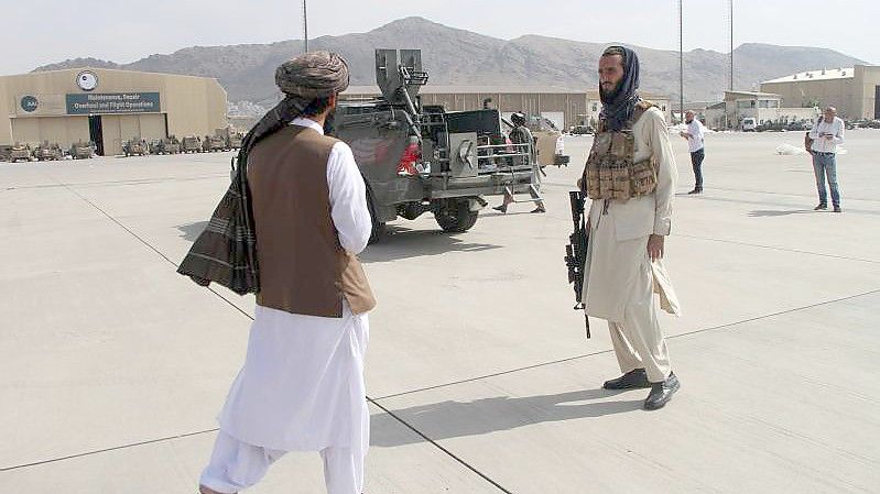 Mitglieder der Taliban gehen nach dem Abzug der US-Truppen über den Flughafen Kabul. Foto: -/XinHua/dpa