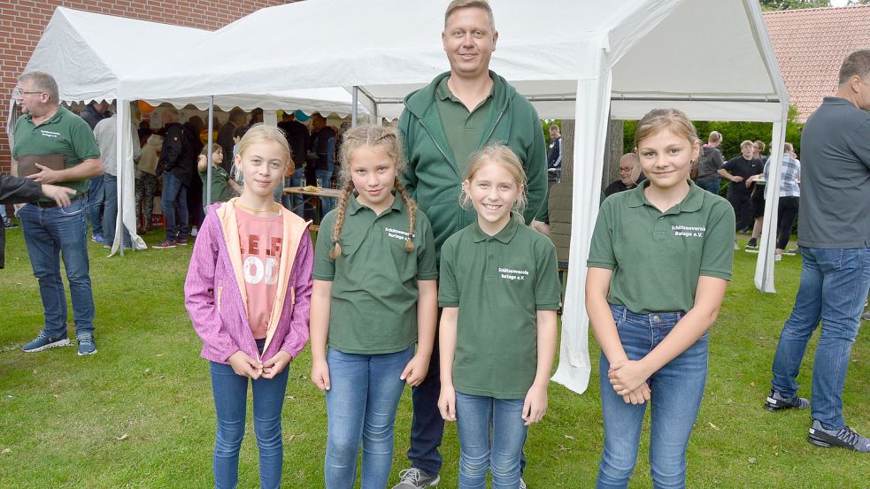 Der Schützenverein Burlage kann auf einen erfolgreichen Schützennachwuchs bauen. Das Foto zeigt (von links) Fenja Dinklage, Lena Lüken, Amelie kleine Weischede und Rieke Meiners. Im Hintergrund ist Schießsportleiter Christian Dinklage zu sehen. Foto: Weers