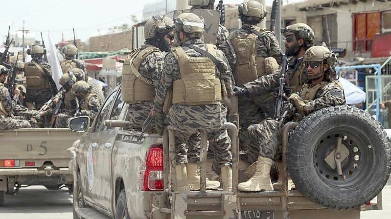 Kämpfer der Spezialeinheit der Taliban treffen nach dem Abzug der US-Truppen auf dem Flughafen Kabul ein. Foto: AP/dpa