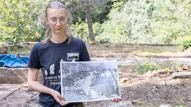 Die Ausgrabungsleiterin Juliette Brangé auf den Grundmauern der ehemaligen Schmiede des NS-Konzentrationslagers Natzwiller-Struthof. Foto: Philipp von Ditfurth/dpa