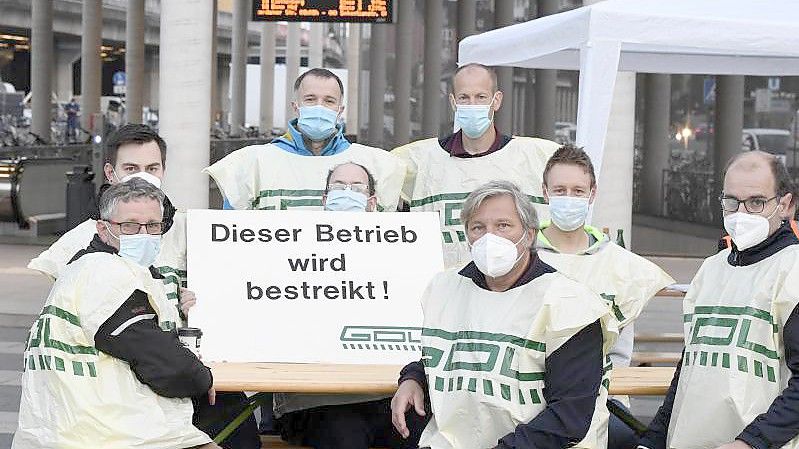 Mitglieder der Gewerkschaft der Lokführer (GdL) streiken vor dem Bahnhof in Köln. Foto: Roberto Pfeil/dpa