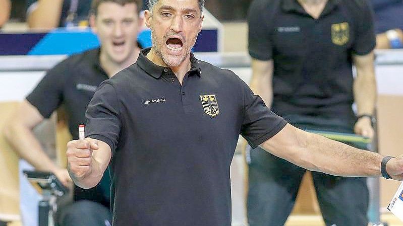 Bundestrainer Andrea Giani feierte mit den deutschen Volleyballern bei der EM einen Auftaktsieg. Foto: Andreas Gora/dpa