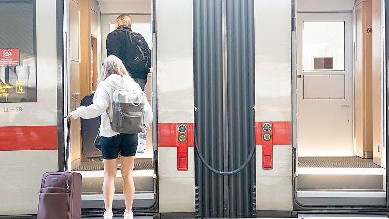 Fahrgäste steigen in einen ICE-Zug am Hauptbahnhof Hannover. Foto: Michael Matthey/dpa