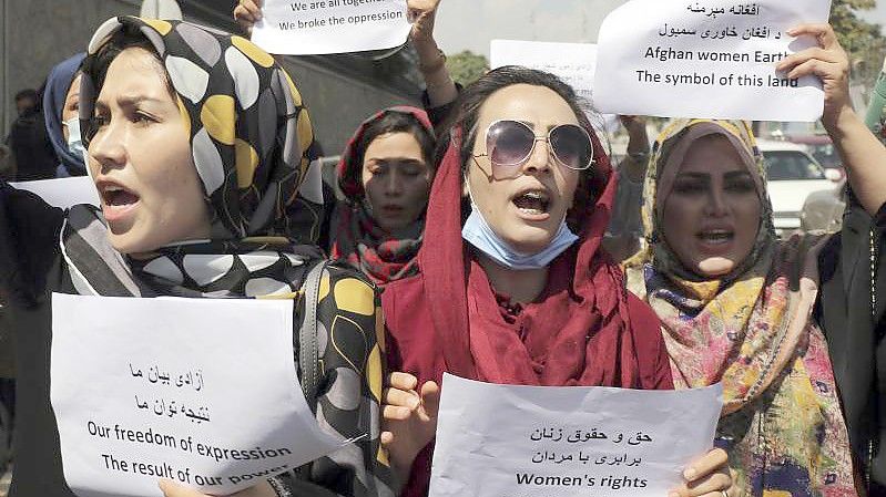 Frauen versammeln sich zu einer Demonstration, um ihre Rechte unter der Taliban-Herrschaft einzufordern. Foto: Wali Sabawoon/AP/dpa