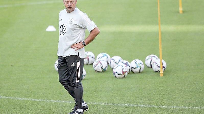 Bundestrainer Hansi Flick verfolgt das Training seiner Mannschaft. Foto: Tom Weller/dpa